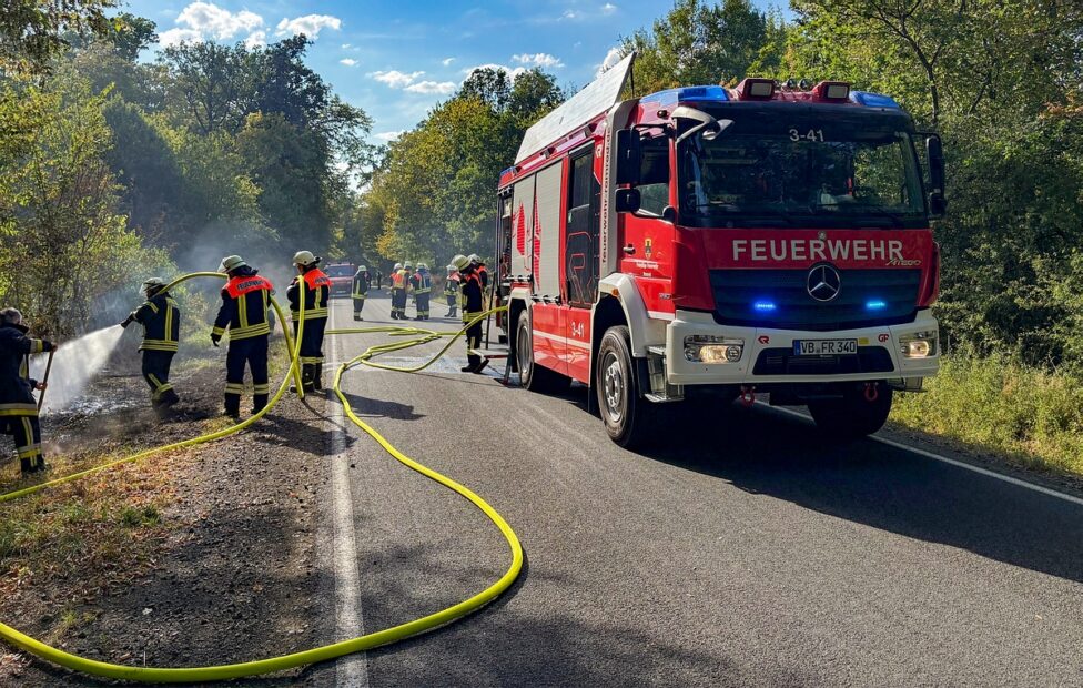 Waldbrand bei Romrod: Böschung an L3165 brennt