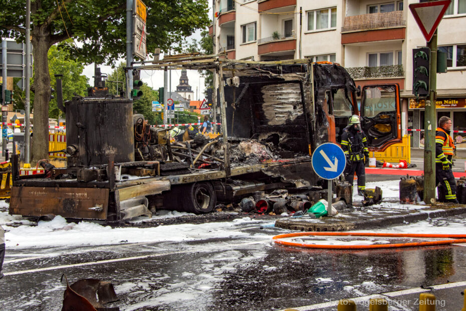 Lkw brennt in Innenstadt – Zwei Arbeiter verletzt